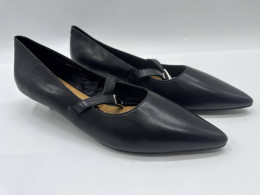 Women's black pointed toe shoes