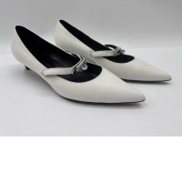 Women's white pointed toe shoes