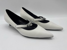 Women's white pointed toe shoes