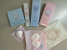 Set Flower Knows 2 sponges, makeup remover mask, 3 lip gloss, blush, brooch