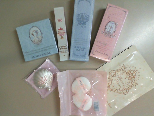 Set Flower Knows 2 sponges, makeup remover mask, 3 lip gloss, blush, brooch Set Flower Knows 2 sponges, makeup remover mask, 3 lip gloss, blush, brooch