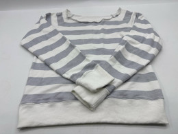 White long-sleeved round neck sweater with grey stripes 