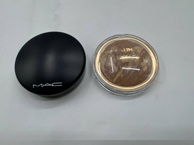 Set of 2 Catrice Cosmetics sun lover glow bronzing powder MAC Mineralize Skinfinish Natural Set of 2 Catrice Cosmetics sun lover glow bronzing powder MAC Mineralize Skinfinish Natural