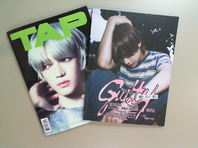 Set of 2 magazines about a male group + 2 CDs Set of 2 magazines about a male group + 2 CDs