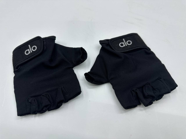 Black workout gloves Black workout gloves