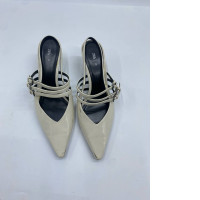 Cream-colored cross-heeled shoes 