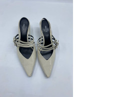 Cream-colored cross-heeled shoes 