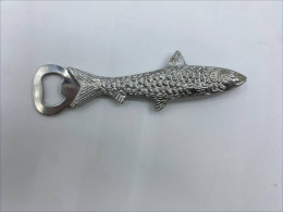 Silver fish-shaped bottle cap Silver fish-shaped bottle cap