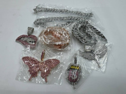 Set of 4 Necklace with pendant decorated with beads 