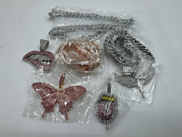 Set of 4 Necklace with pendant decorated with beads Set of 4 Necklace with pendant decorated with beads