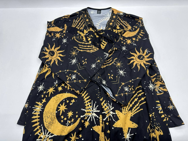 Set of 2 Black long-sleeved V-neck shirt and black long pants Set of 2 Black long-sleeved V-neck shirt and black long pants