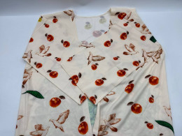 Cream-colored cherry pattern bathrobe Cream-colored cherry pattern bathrobe