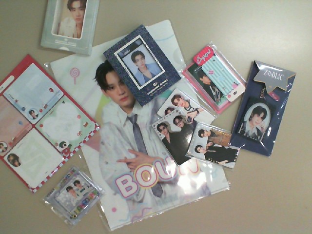 Korean Pop Star Set: 6 acrylic stands + A4 folder + sticker set + 2 sets of photo cards Korean Pop Star Set: 6 acrylic stands + A4 folder + sticker set + 2 sets of photo cards