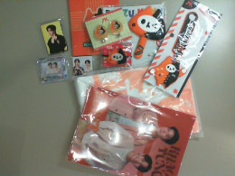 Korean pop idol gift set: A4 folder, towel, 3 hair clips, photo cards, and notebook 2 silicone keychains Korean pop idol gift set: A4 folder, towel, 3 hair clips, photo cards, and notebook 2 silicone keychains