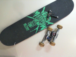 Skateboard disassemblable + assembly key, not new