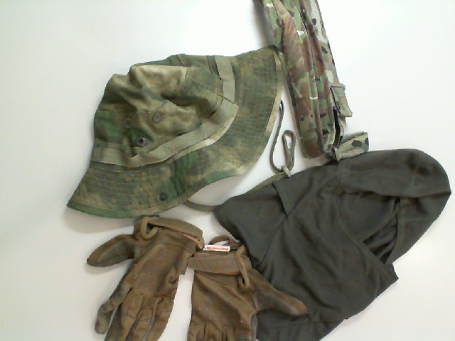 Travel set: Panama hat, gloves, helmet mask, and belt Travel set: Panama hat, gloves, helmet mask, and belt