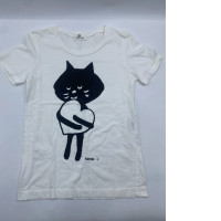 White round neck t-shirt with a black cat holding a heart pattern