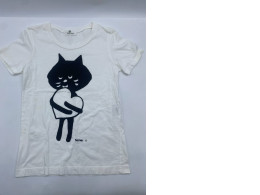 White round neck t-shirt with a black cat holding a heart pattern White round neck t-shirt with a black cat holding a heart pattern