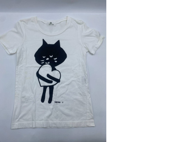 White round neck t-shirt with a black cat holding a heart pattern White round neck t-shirt with a black cat holding a heart pattern