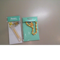Set of 2 keychains: beads and a cap