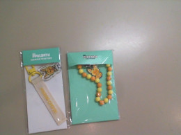 Set of 2 keychains: beads and a cap