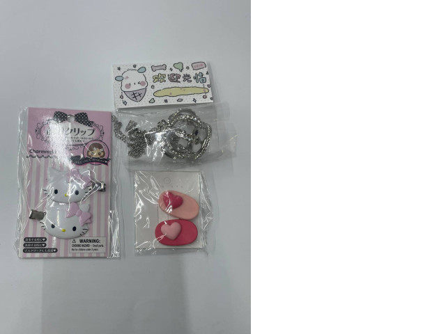 Set of 4 badges and 1 crown necklace Set of 4 badges and 1 crown necklace