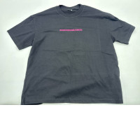 Black short-sleeved round neck T-shirt with pink chest pattern 