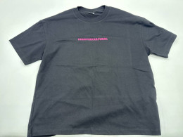 Black short-sleeved round neck T-shirt with pink chest pattern 