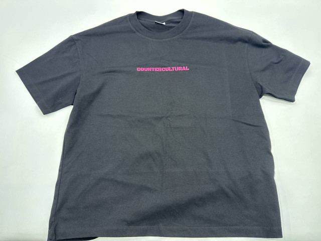 Black short-sleeved round neck T-shirt with pink chest pattern Black short-sleeved round neck T-shirt with pink chest pattern