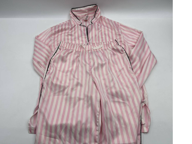 Set of 2 Women's pajamas, pink shirt and pants with white stripes Set of 2 Women's pajamas, pink shirt and pants with white stripes