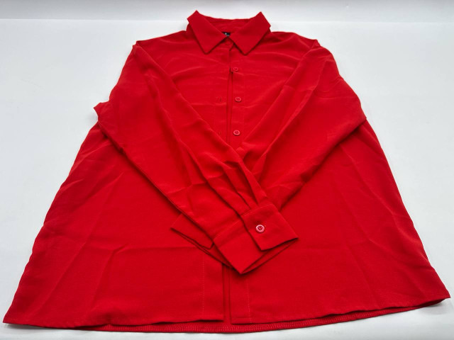 Black and red long-sleeved shirt Black and red long-sleeved shirt