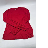 Red long-sleeved round-neck shirt