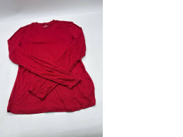Red long-sleeved round-neck shirt