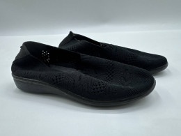 Women's black slip-on shoes 