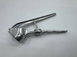Garlic press 