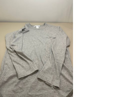 long-sleeved T-shirt