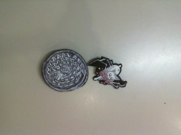 Set of 2 metal brooches Set of 2 metal brooches