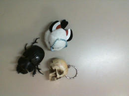 Set of 3 keychains: skull, bird and beetle Set of 3 keychains: skull, bird and beetle