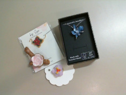 A set of jewelry with flowers: 2 chains with a flower pendant + 2 brooches
