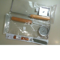 Set of 2 iron cooking forms, + 1 small spatula Set of 2 iron cooking forms, + 1 small spatula