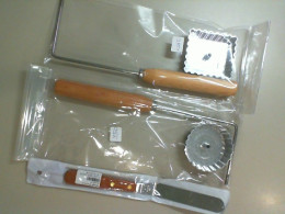 Set of 2 iron cooking forms, + 1 small spatula Set of 2 iron cooking forms, + 1 small spatula