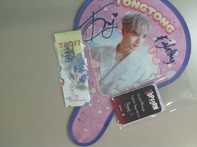 Gift set: photo cards, fan, and acrylic keychain Gift set: photo cards, fan, and acrylic keychain