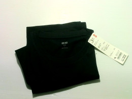 Men's Uniqlo black t-shirt