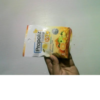 Propolis lozenges with vitamin C and gooseberry and honey flavors