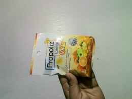 Propolis lozenges with vitamin C and gooseberry and honey flavors