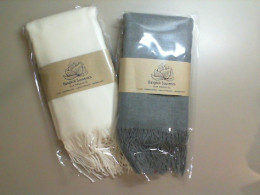 Set of 2 scarves, white and gray