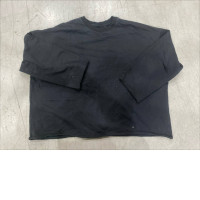 Black long-sleeved round neck shirt