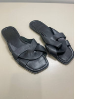 Women's black open toe flip flops