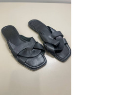 Women's black open toe flip flops