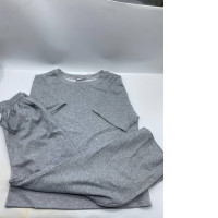 Gray short-sleeved round-neck shirt and gray long pants